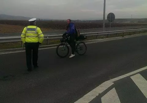 Un biciclist a fost oprit de poliție pe autostradă. Bărbatul se grăbea spre Nădlac