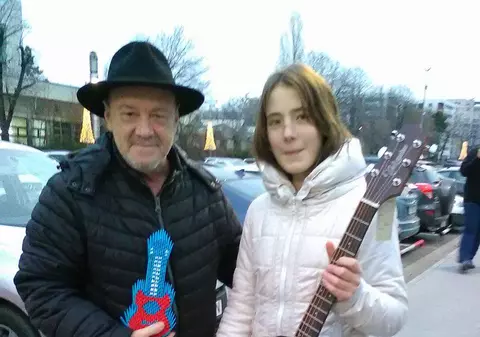 EXCLUSIV. Povestea Mariei, în acorduri de chitară și în formă de origami. Nicu Alifantis i-a dărui chitara pe care și-o dorea