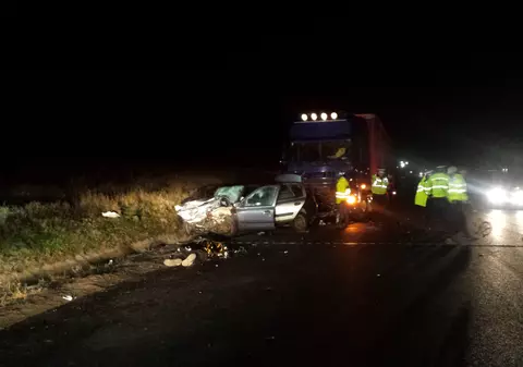 Un mort și un rănit după ce un TIR a spulberat un autoturism