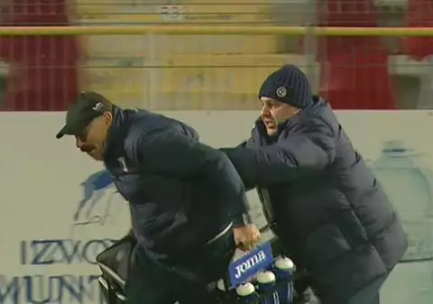 Circ cu Șumudică la meciul Astra - Dinamo! Și-a bruscat maseurul, nervos că acesta nu intervine mai repede