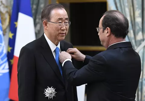 Hollande l-a decorat pe secretarul general ONU cu Legiunea de Onoare