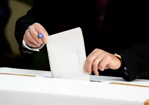 Scenarii, după alegeri: Cine cu cine se aliază, ce lideri își riscă funcțiile și ce surprize sunt așteptate în desemnarea premierului