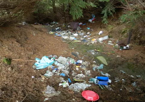 Turismul românesc, în toată sălbăticia sa: voluntarii au strâns munţi de gunoaie de pe Munţii Carpaţi