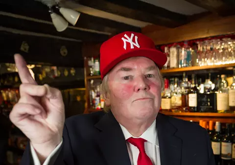 Patronul unui bar din Anglia se teme că asemănarea cu Trump îi pune viața în pericol