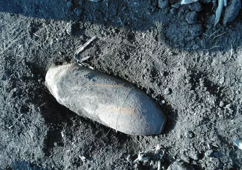 Un vasluian a găsit o bombă pe câmp în timp ce ara