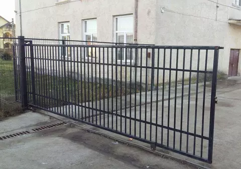 Un copil a fost rănit de poarta școlii în Botoșani. Elevul, în stare gravă la spital