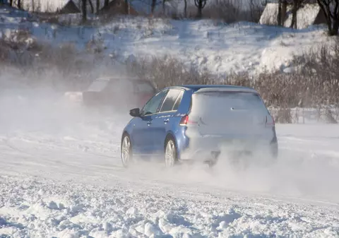 LIBERTATEA TE AJUTĂ: Mașina nepregătită pentru iarnă te poate ucide!