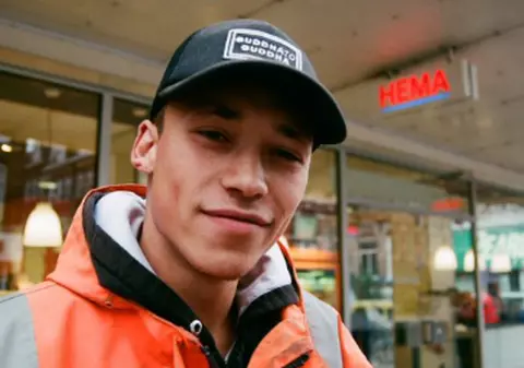 Un tânăr care lucra pe șantier a devenit model, în urma unei fotografii de pe rețelele de socializare