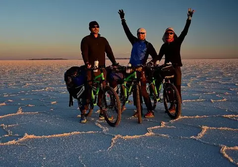 Bicicletele care au cucerit deșertul Atacama și vulcanul Ojos Del Salad, donate unei școli din Chile