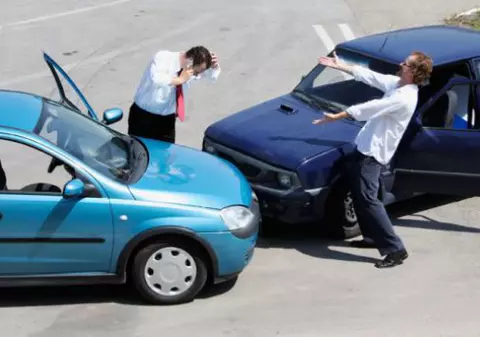 Afacere bună pentru șoferi răi. Conducătorii auto cu accidente, avantajați de noile reglementări RCA