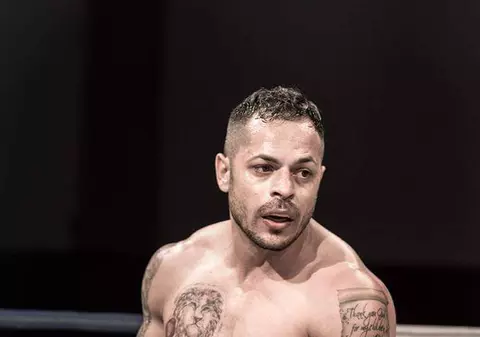 Boxerul Robert Cristea și-a tatuat corpul cu mesaje pentru familia sa, dar și-a desenat și un leu cu două mânuși!