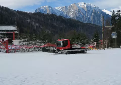 Sezonul de schi pe Valea Prahovei începe în acest week-end. Ultimele pregătiri pe pârtie și la instalația de transport pe cablu