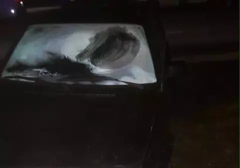 Un bărbat a fost rănit de un indicator rutier. Pensionarul își făcea nevoile pe marginea drumului