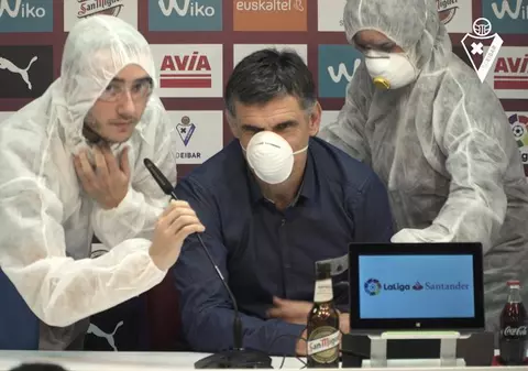 Spania. Antrenorul echipei Eibar, evacuat din conferința de presă de o alertă de viruși / VIDEO
