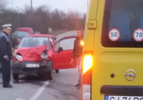 Un microbuz plin cu elevi a fost lovit de o mașină. Coșmar în drum spre școală