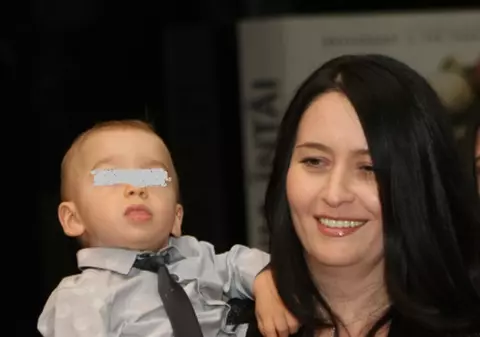 EXCLUSIV/ Amalia Năstase și-a dus copiii la surf de Sărbători. Mezinul familiei a fost la prima lui lecție