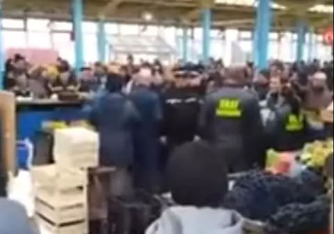 Scandal în Piața Centrală din Bacău! Inspectorii ANAF s-au luat la harță cu vânzătorii furioși VIDEO