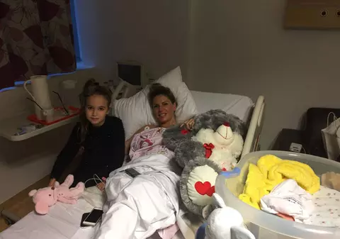 FOTO EXCLUSIV/ Întâlnire emoționantă între fiica Andreei Bănică și fiul nou-născut. ”Ce frumos e frățiorul meu!”