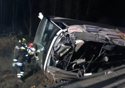 UPDATE. Opt români au fost răniți într-un accident de autocar în Italia. O femeie este în stare gravă. 7 persoane, externate