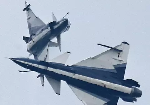 Prima femeie-pilot, certificată să piloteze un avion de luptă în China, a decedat la 30 de ani