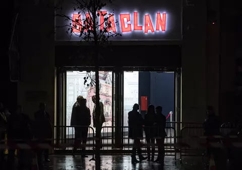 Un an de la atacurile din Paris| Doi dintre membrii trupei Eagles of Death Metal n-au fost primiți în sala Bataclan