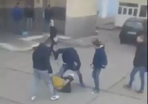 Bătaie în autogara din Năsăud. Trei elevi și-au împărțit pumni și picioare. Imagini șocante – VIDEO
