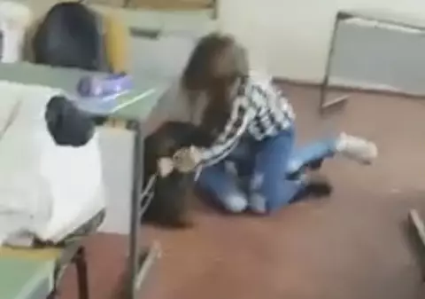 Bătaie între două eleve la o școală din Baia Mare. Violențele au fost filmate
