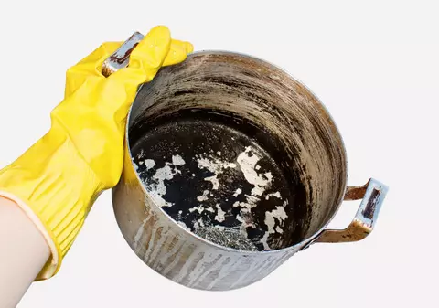 Cum să cureți o cratiță de inox arsă