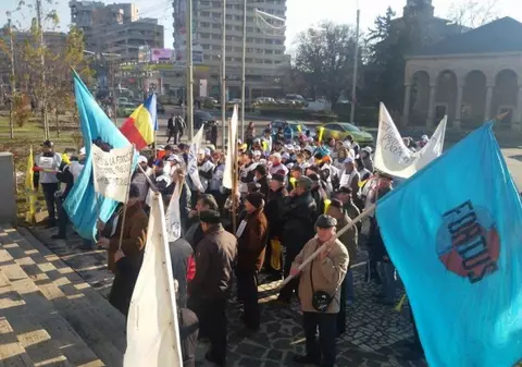 Dacian Cioloș a fost huiduit la Iași. Protestatarii, nemulțumiți din cauza salariilor tăiate