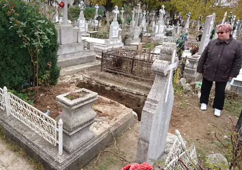 Au vrut să facă un monument funerar, dar au deshumat o femeie moartă de 15 ani