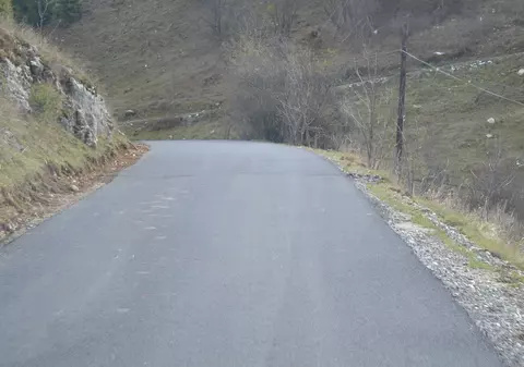 Asfalt către primul sat turistic din România