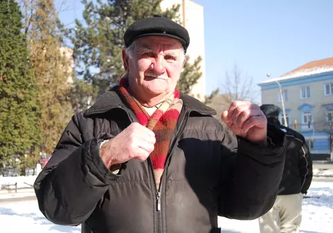 Eugen Lința s-a întors în sala de box la 84 de ani. Antrenorul veteran pregătește campioni