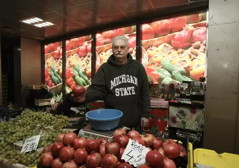 Colonel de cercetări penale, cu tarabă în Piaţa Rahova: ”La mine e Black Friday în fiecare zi”