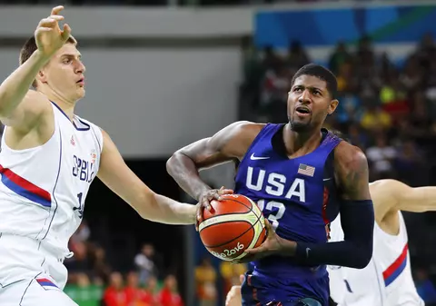 Baschet. Paul George a fost amendat cu 15.000 de dolari pentru că a lovit cu mingea o spectatoare