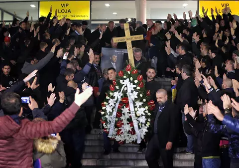 Sicriul cu trupul lui Daniel Prodan a fost readus în Pipera. Fratele și fiica, distruși! Steaua, galeria, Dinamo, Chiajna și FRF, la stadion. Sâmbătă e înmormântarea | GALERIE FOTO
