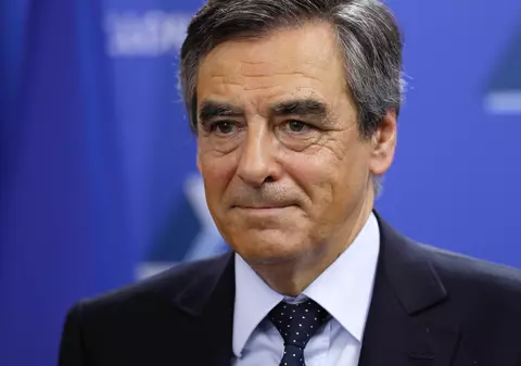 Alegeri în Franța. Fillon îşi recunoaşte înfrângerea şi anunţă că va vota pentru Macron