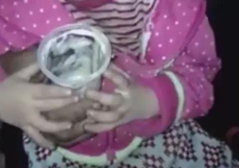 Doi frați dorm într-o colibă lângă Primăria din Lupeni. Micuții, salvați de Protecția Copilului