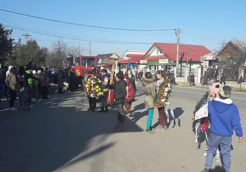 Fata ucisă de tatăl vitreg, condusă pe ultimul drum