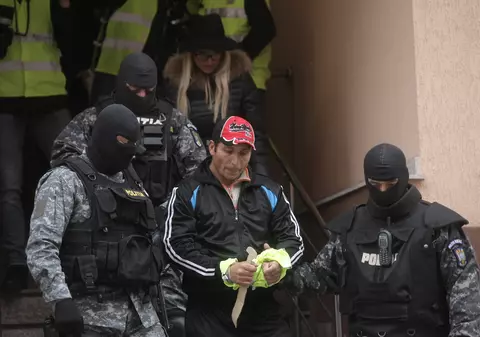 ”Înarmat” cu un cuțit din lemn, bărbatul care și-a hăcuit  fata vitregă a fost din nou la locul groaznicului asasinat