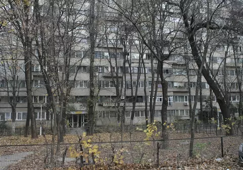 EXCLUSIV / Hoții vor să intre în casă peste oameni! Cu un tupeu nemărginit, infractorii încearcă aproape fiecare ușă dintr-un bloc din Capitală