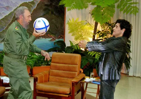 A murit Fidel Castro. Maradona a fost prieten la cataramă cu liderul cubanez: ”M-am îndrăgostit de el, e singurul politician despre care nu se poate spune că e hoț”
