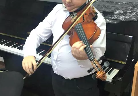 Liviu Guță se freacă la ochi! Cu ce premiu a venit fiul său acasă!