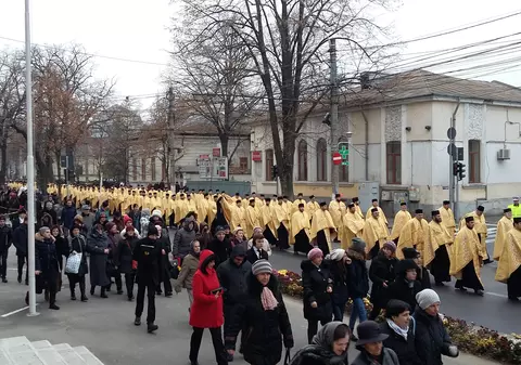 Aglomerație la moaștele Sfintei Filofteia. Peste 3.000 de oameni din Galați au venit să se închine la raclă