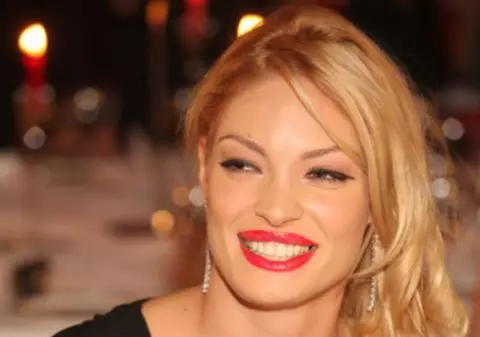 Băiețelul Valentinei Pelinel a împlinit 5 luni. Ce tort i-a luat blonda lui Milan Cristian