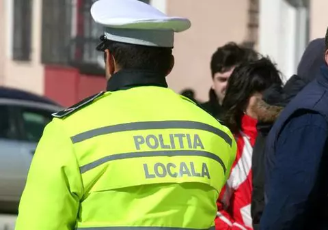 VIDEO | Pieton reținut de Poliția Locală, cu scandal, după ce a traversat strada printr-un loc nepermis