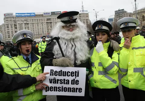 Sute de angajați ai Poliţiei Locale protestează în faţa Guvernului / FOTO