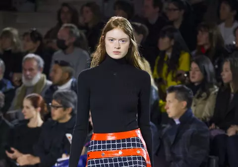 Provocarea sezonului: fusta mini! Roxana Voloșeniuc îți spune cum să o porți sexy, stylish, spirited