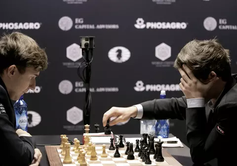 Remiză în partida a doua a meciului pentru titlul mondial la șah dintre Magnus Carlsen și Serghei Kariakin