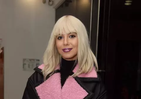 Sore, ședință foto în baie, lângă mașina de spălat. Fanii au reacționat