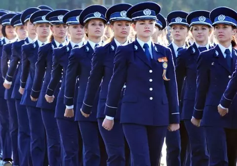 Se simt ca la ”videochat” la Poliția de Frontieră! Viitoarele polițiste defilează în sânii goi în fața comisiei